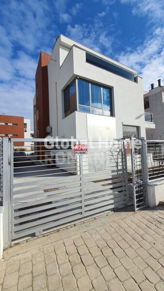 Baneasa, Sisesti, vila 343 mp, vedere lacul Grivita, ponton si lac artificial.